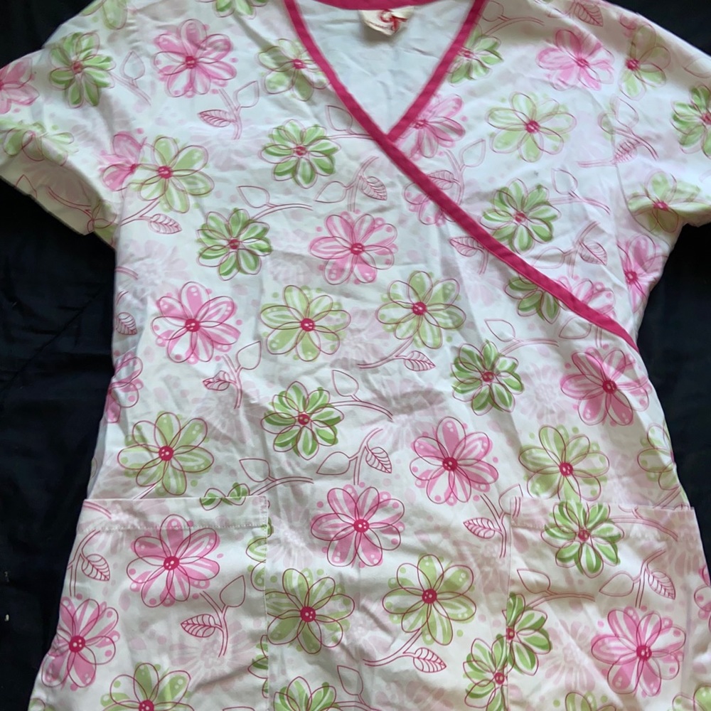 Flower scrub top